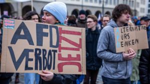 Eine Teilnehmerin einer Demonstration gegen Rechtsextremismus am 14. Februar 2024 in Rostock  trägt ein Plakat  mit der Aufschrift „AFD-Verbot jetzt“. Foto: dpa/Jens Büttner