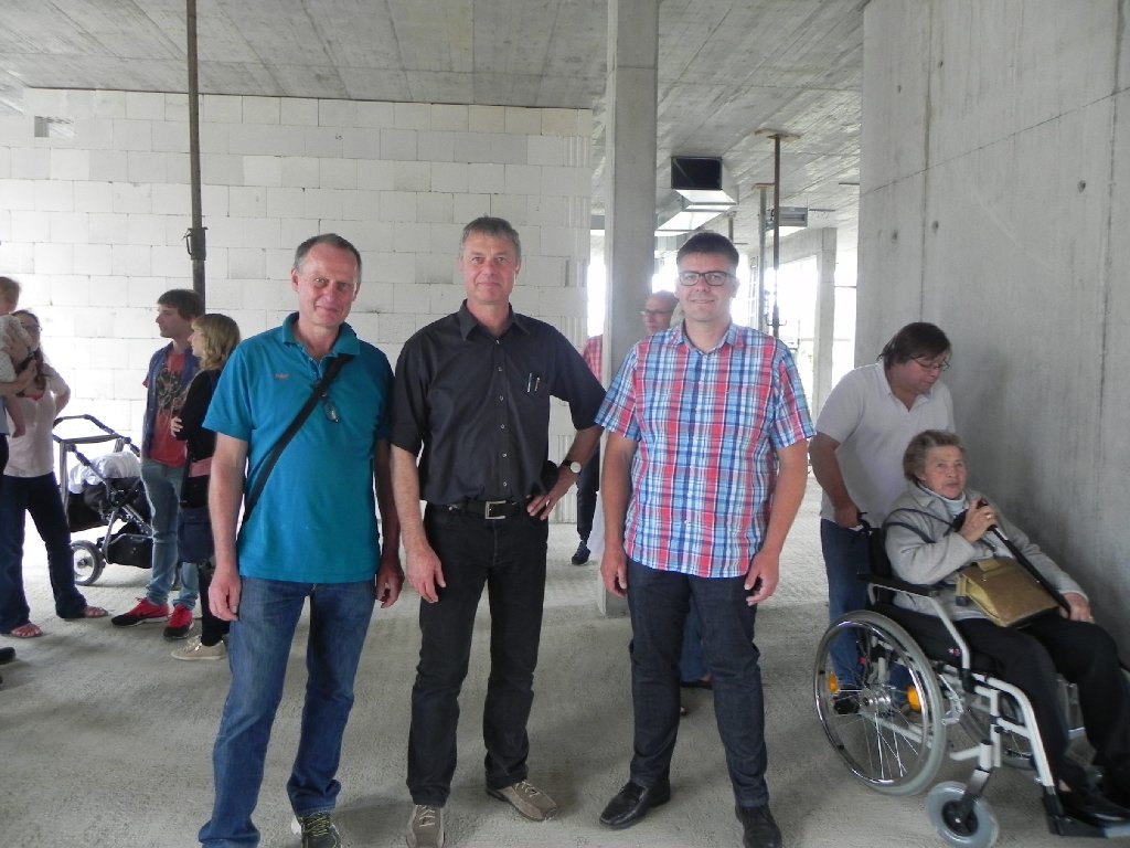 Peter Klein (links), Geschäftsführer von Mitutoyo am Standort Oberndorf, dankt auch Architekt Dieter Schneider und Bauunternehmer Martin Haas (rechts) für die geleistete Arbeit.