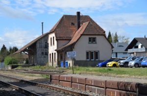 Der Gemeinderat hat den Bahnhof und den Schuppen   an Josef Rohrmoser verkauft und sich damit gegen ein soziales Seniorenprojekt entschieden. Foto: Visel