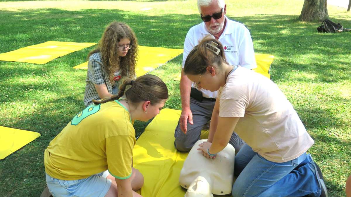 Praxistag-in-Balingen-Von-Katastrophenschutz-bis-Wasserrettung-das-lernen-die-Schulsanit-ter