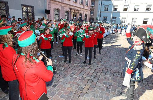Vor dem Rathaus musizieren die Stadtharmonie einträchtig neben der Stadt- und Bürgerwehrmusik (im Hintergrund). Foto: Heinig