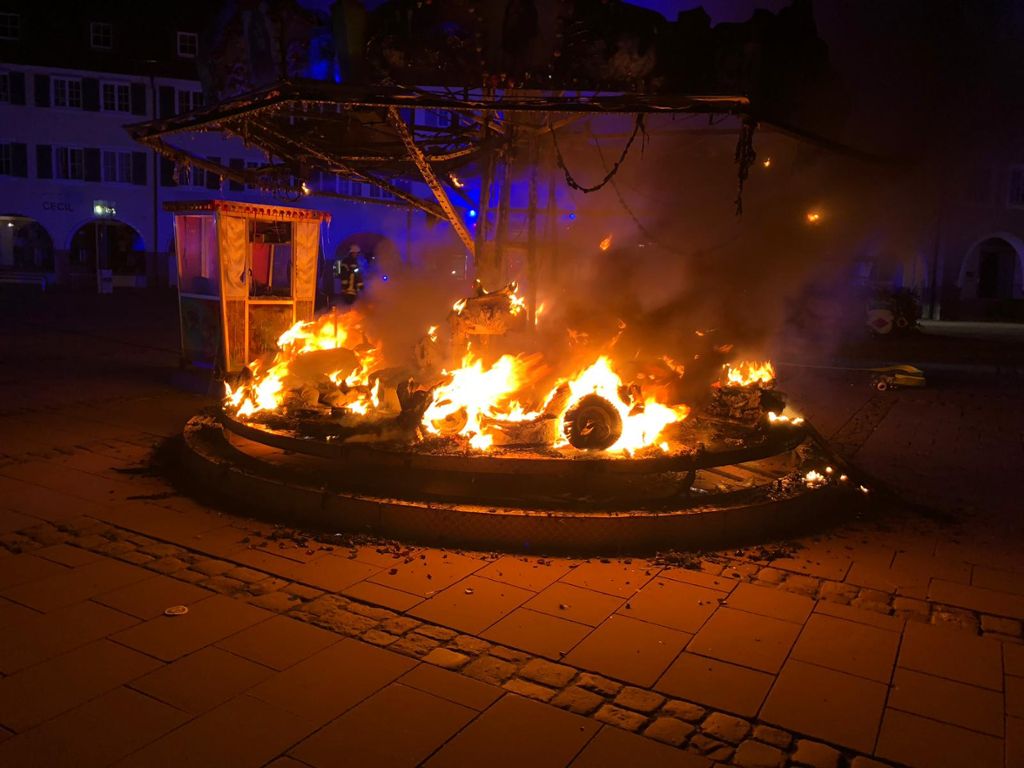 In der Nacht zum Ostersonntag stand das Kinderkarussell gegen 1.30 Uhr lichterloh in Flammen.
