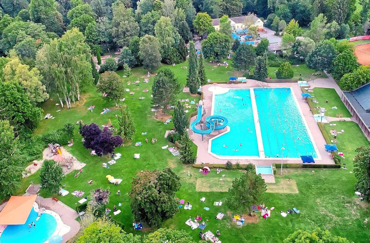 Das Parkschwimmbad von oben. 2022 will die Stadt das Freibad sanieren und modernisieren. Foto: Müller