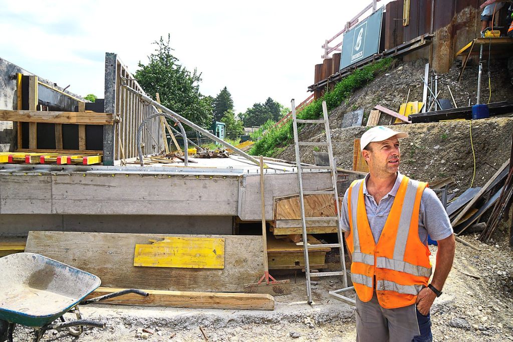 Kaum zu erkennen: Dieses aus Beton gegossene Bauteil wird die neue Eisenbahnbrücke bei Boll. Baustellenleiter Oliver Kazmaier ist zuversichtlich, dass der Zeitplan eingehalten werden kann.  Foto: Stopper