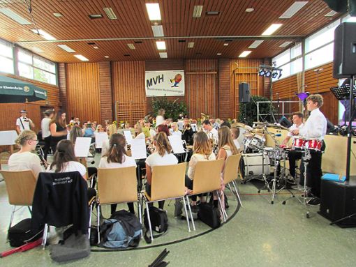 Die Jugendkapelle des Musikvereins Hochmössingen unterhält die Gäste. Fotos: Reinauer Foto: Schwarzwälder Bote