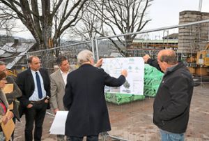 Vor Ort machte sich der Ebhauser Gemeinderat ein Bild von den Bauarbeiten an der Lindenrain-Schule. Foto: Priestersbach Foto: Schwarzwälder Bote