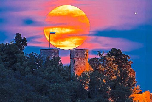 Achten Sie beim Supermond über den Burg Hohennagold auch mal auf die vom Wind perfekt ausgerichtete Flagge – eine Sekunde später hing sie schon wieder schlaff am Fahnenmast. Manchmal braucht es eben auch Glück zum perfekten Bild, sagt Fotograf Jürgen Schmitt. Foto: Schmitt