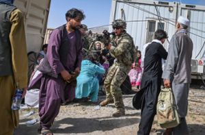 Die Bilder aus Kabul kratzen am Image der Supermacht. Foto: AFP/WAKIL KOHSAR