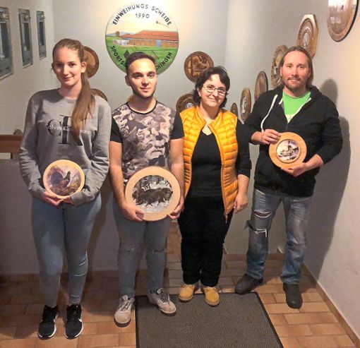 Die Gewinner Leonie Franke (von links), Andre Turu, Abteilungsleiterin Alexandra Turu und Elmar Haug. Foto: Verein Foto: Schwarzwälder Bote