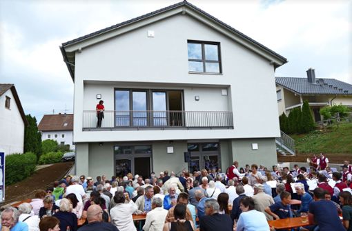 Das neue Vereinshaus in Fürstenberg ist eröffnet: Zahlreiche Bürger sind gekommen, um diesen langersehnten Moment gemeinsam zu feiern. Foto: Rainer Bombardi