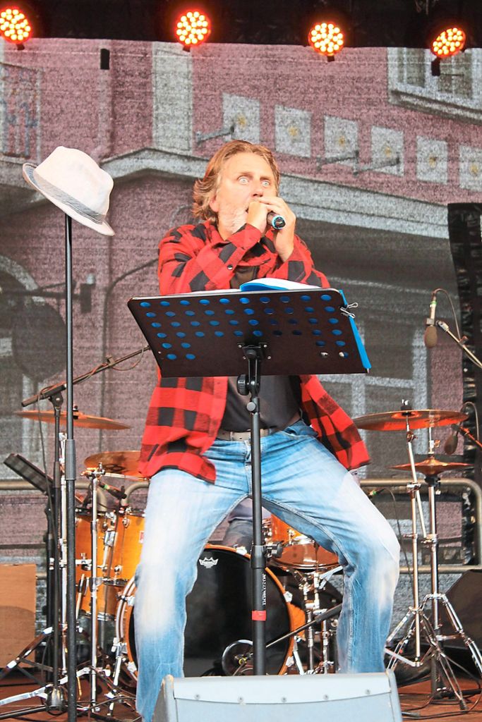 Francois Schäfer ist nicht nur Bürgermeister-Stellvertreter, sondern auch Sänger der Band Vin’t Age, die auf der Bühne am Rathaus das Publikum mit Rock und Blues-Covern begeistert.