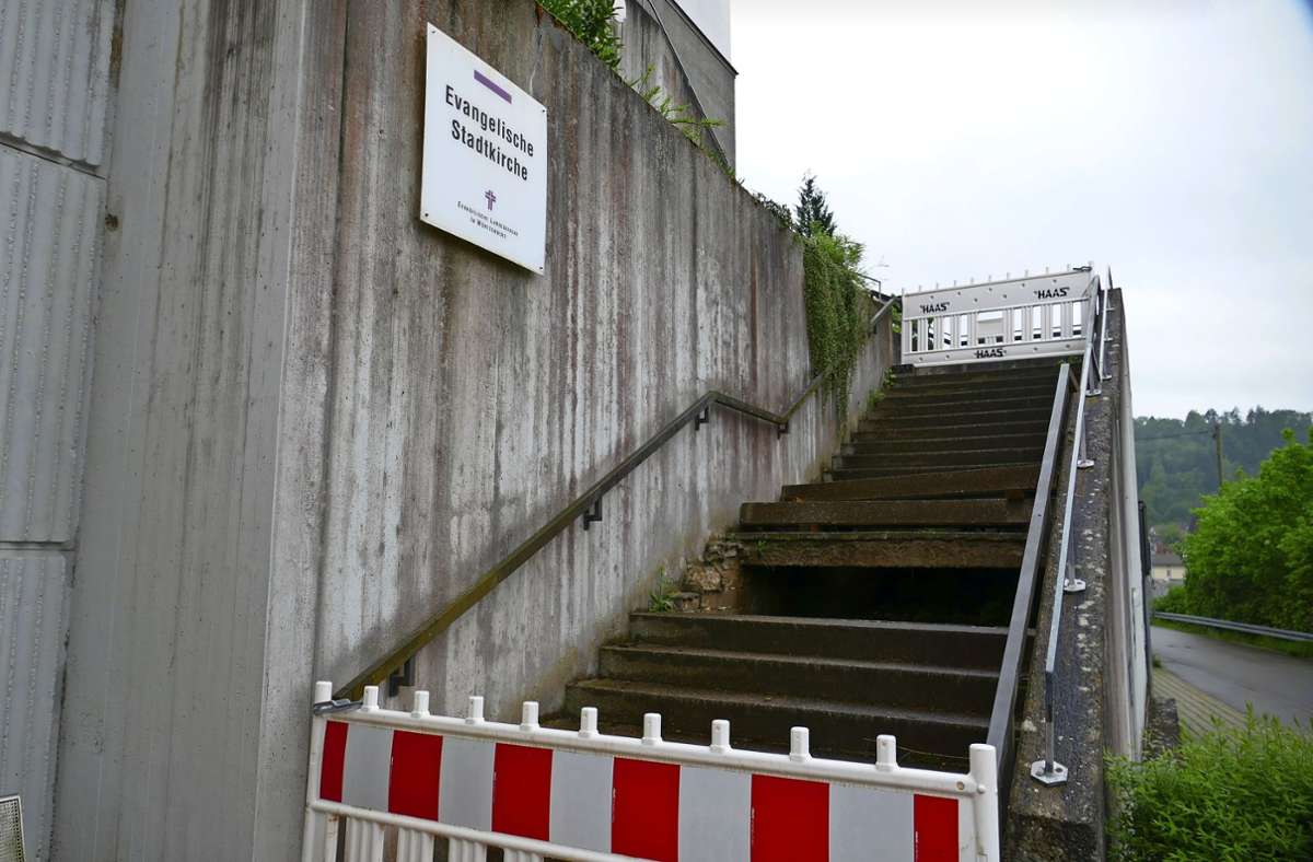 Die Treppe zur evangelischen Stadtkirche bleibt vorübergehend  gesperrt. Foto: Reimer
