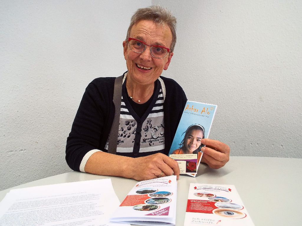 Ashar Alo steht auf dem Flyer, den Gisela Swoboda zeigt. Das bedeutet Hoffnungsschimmer. Foto: Ungureanu Foto: Schwarzwälder-Bote