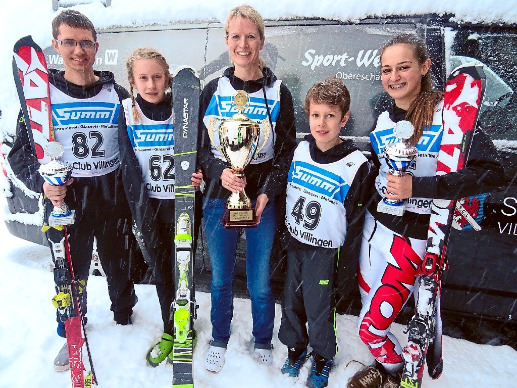 Die Vereinsmeister alpin des Ski-Clubs Villingen sind (von links):  Oliver Granzow, Caroline, ­Christel und   Hendryk Stamer sowie Eva Ulrich.  Foto: Ski-Club Foto: Schwarzwälder-Bote