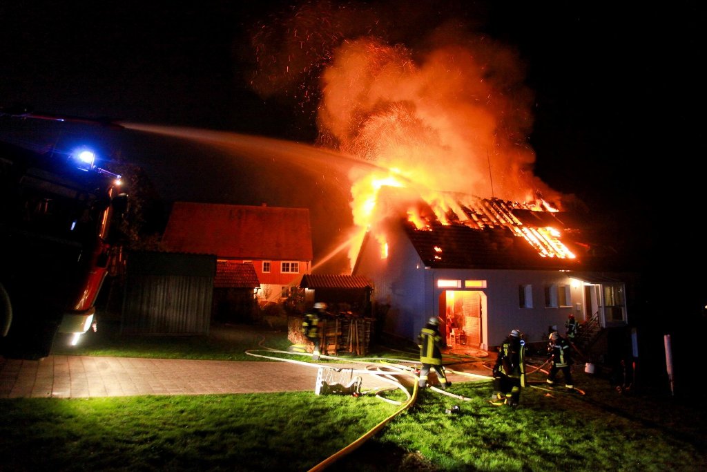 Feuer richtet Schaden von mehr als 100.000 Euro an. Feuerwehr mit 68 Kräften im Einsatz.