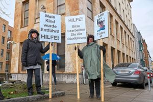 Christina Coskun, Mutter von Sami, und ihre Schwester Alexandra Gunne demonstrieren vor dem türkischen Konsulat in  Stuttgart. Foto: Lück