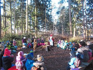 Die Kindergartenkinder des katholischen Kindergartens St. Elisabeth in Altheim bekamen im neuen Waldstück am See Besuch vom Nikolaus. Foto: Kindergarten Foto: Schwarzwälder-Bote
