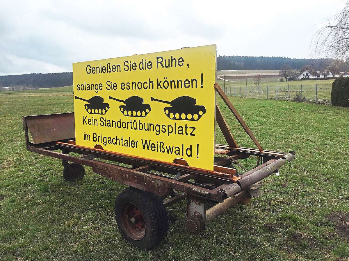 Der Standortübungsplatz der Bundeswehr ist umstritten, wie dieses Plakat in Brigachtal zeigt. Foto: Hahnel
