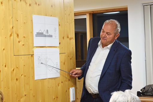 Bürgermeister Rudolf Fluck erläutert den Planungsfortschritt für das Bürgerzentrum. Foto:  Hettich-Marull Foto: Schwarzwälder Bote