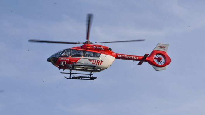 Mann stürzt von Dach und wird mit Hubschrauber in Klinik gebracht