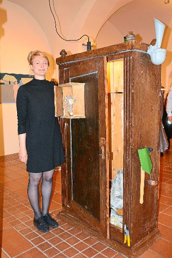 Kuratorin Nila Weisser mit einem Werk von Regina Baierl privates Gehäuse für Ludwig den Frommen. Foto: Simon Foto: Schwarzwälder-Bote