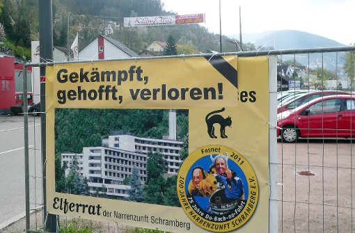 Mit Trauerflor: Das Schicksal des Krankenhauses schein besiegelt. So sieht es das jüngste Transparent in der Nordstadt.   Foto: Göker