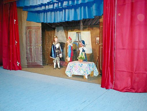 Kasperle und das Schlossgespenst kommen als große Marionetten. Foto: Hailfinger Foto: Schwarzwälder Bote