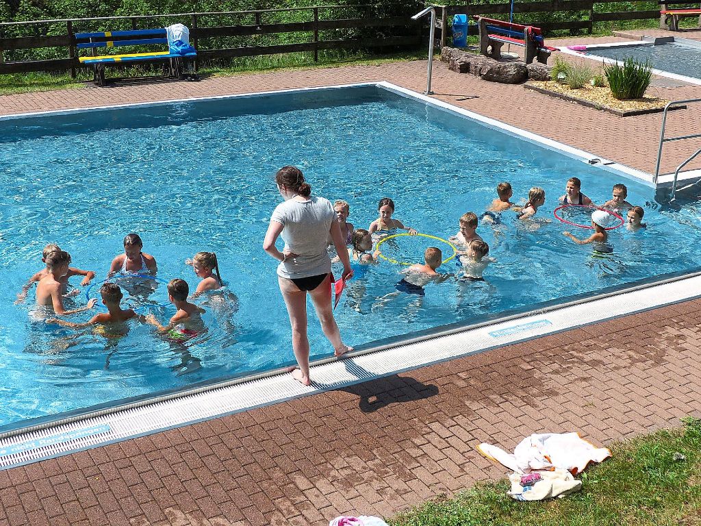 Die Grundschule Kniebis hat den Sportunterricht ins Schwimmbad verlegt. Foto: Werthenbach