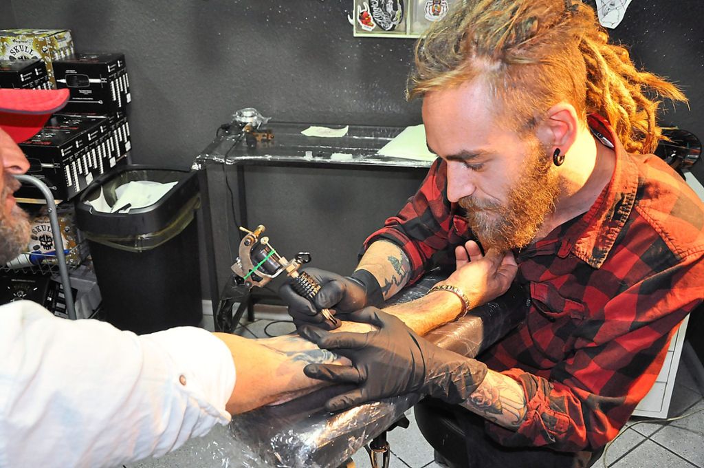 Bis zu fünf Stunden braucht Tattoo-Künstler Fabian Serve alias G-ses aus Lahr  für ein 15 mal 15 Zentimeter großes Tattoo, je nach Farbwunsch des Kunden.  Fotos: Listner