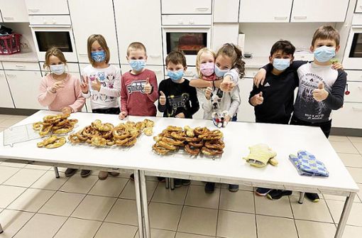 Stolz sein können die jungen Bäcker der Grundschule auf ihr Werk: Der Brezelverkauf hilft bedürftigen Kindern. Quelle: Unbekannt