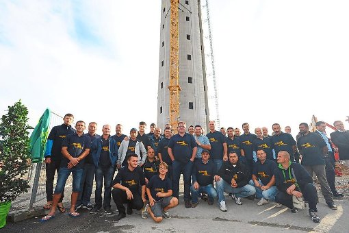 Ihnen gebührt beim Richtfest der Dank: Das Team von Eberhardt & Bitschnau und alle anderen beteiligten Firmen haben den Bau reibungslos und in Rekordzeit auf 232 Meter Höhe gebracht. Foto: Nädele