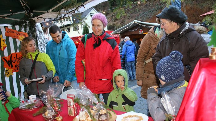 Buntes Treiben beim Weihnachtsmarkt in Nußbach