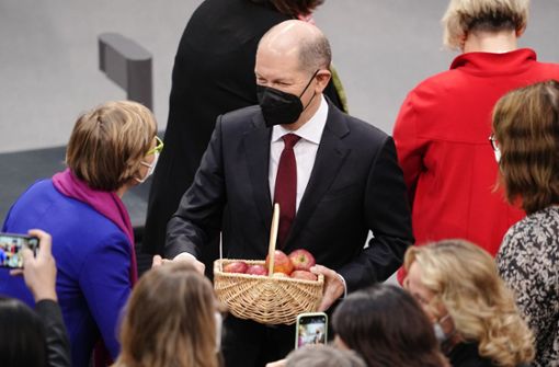 Süßes oder Saures? – Abgeordnete schenken Bundeskanzler Olaf Scholz Äpfel zu seiner Wahl durch den Bundestag. Foto: dpa/Kay Nietfeld