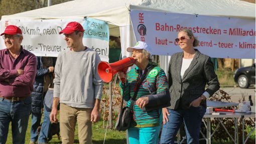 Die  Aktivisten in Ringsheim taten am Samstag lautstark ihre Meinung über den geplanten Bahnausbau kund. Foto: Decoux