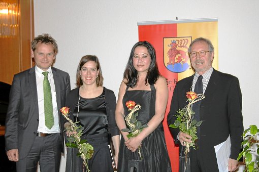 OB Ralf Eggert (links) mit den Akteuren der Lesung (von rechts): Antonio Ballerio, Caroline Doerge und  Laura Lienhard. Foto: Schürner Foto: Schwarzwälder-Bote