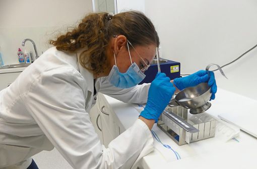 Selina Obergföll von der Kippenheimer Karlsapotheke stellt mit hoher Konzentration Paracetamol-Zäpfchen her. Foto: Köhler