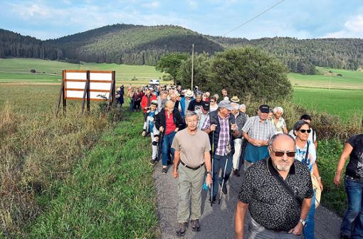 Rund 200 Personen nahmen an der Ferienwanderung teil. Foto: Wysotzki