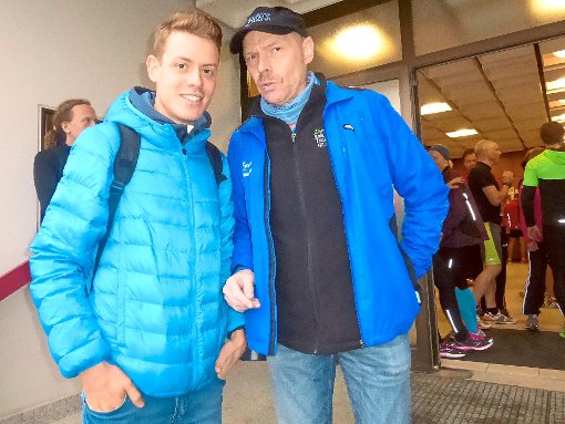 Olympiastarter Philipp Pflieger mit Vater Roland beim Lauf 25 über 25 Kilometer in  Hildrizhausen, bei dem sein Vater Organisator ist und er die Preise überreichte. Foto: Krehl
