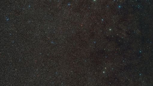 Das Handout zeigt einen Weitwinkelausschnitt der Umgebung von Gaia BH3, dem massereichsten stellaren schwarzen Loch in unserer Galaxie. Das schwarze Loch selbst ist hier nicht sichtbar, aber der Stern, der es umkreist, befindet sich in der Mitte des Bildes. Foto: D. De Martin./ESO/Digitized Sky Survey 2./dpa