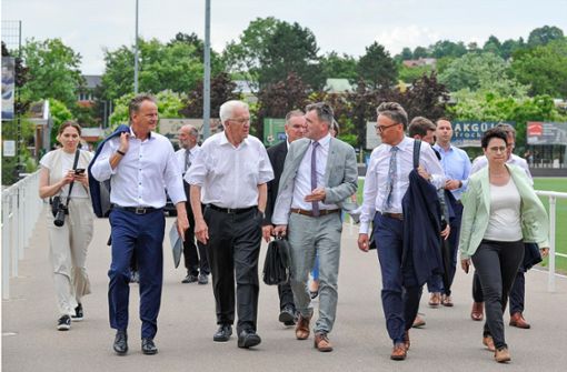 Die (lokale) Polit-Prominenz um Ministerpräsident Winfried Kretschmann auf dem Weg in die Mehrzweckhalle. Foto: Endrik Baublies