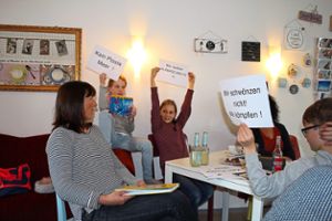 Schüler der Rupertsbergschule zeigen ihre Plakatideen für die anstehende Demo im Mai. Foto: Hilbertz Foto: Schwarzwälder Bote