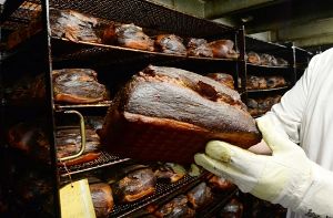 Die Hersteller des Schwarzwälder Schinken wehren sich gegen die Einstufung der WHO, verarbeitetes Fleisch, also auch Schinken, sei krebserregend. Foto: dpa