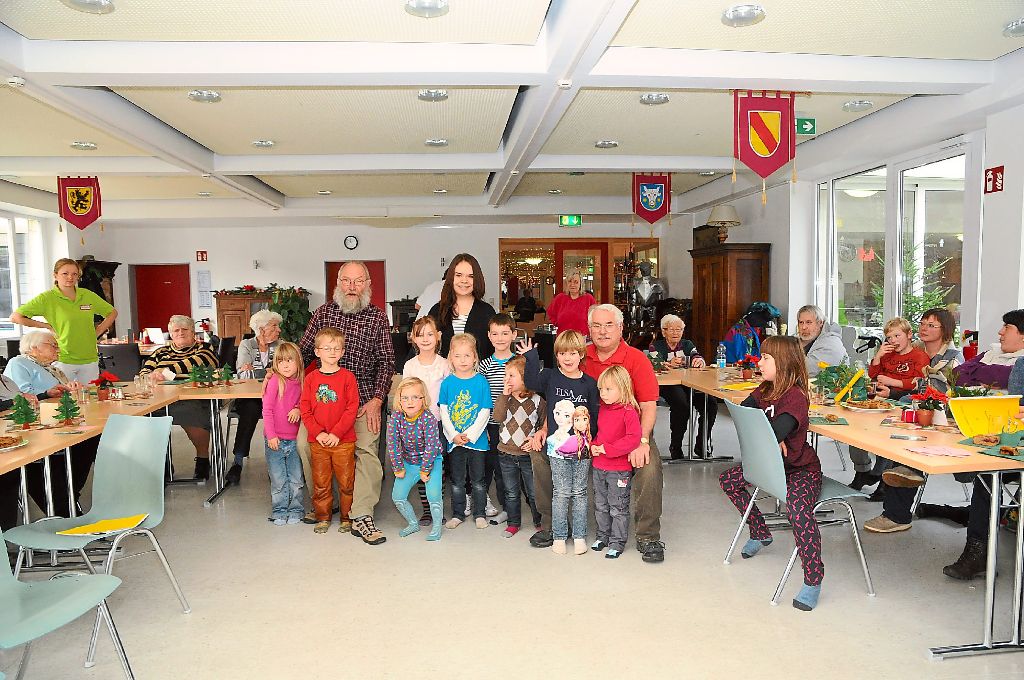 Die Kinder singen mit den Tagesgästen im Gottlob-Freithaler-Haus. Fotos: Ziechaus