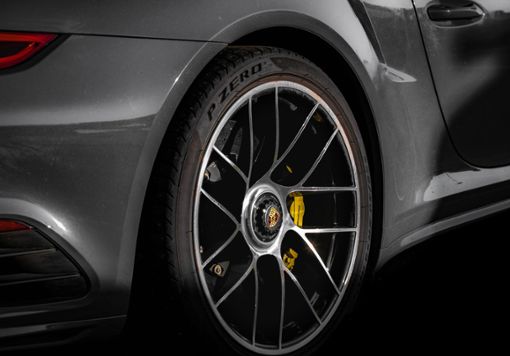 An dem schwarzen Porsche entstanden mehrere Hundert Euro Sachschaden. (Symbolfoto) Foto: Pixabay
