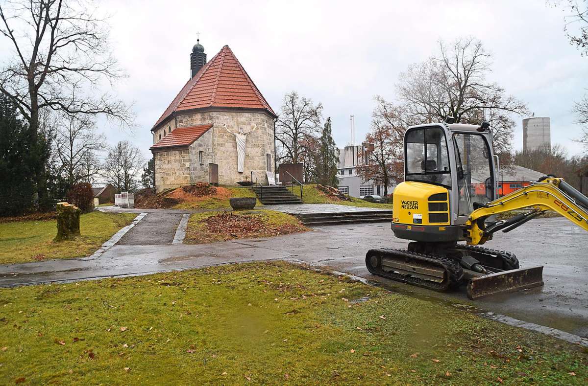 Zahlreiche Bäume und Büsche sind für die Neugestaltung des Friedhofs gefällt und gerodet worden. Neu angelegt werden der Vorplatz sowie ein Weg hinauf zur Kapelle, die dann barrierefrei zu erreichen ist. Foto: Visel
