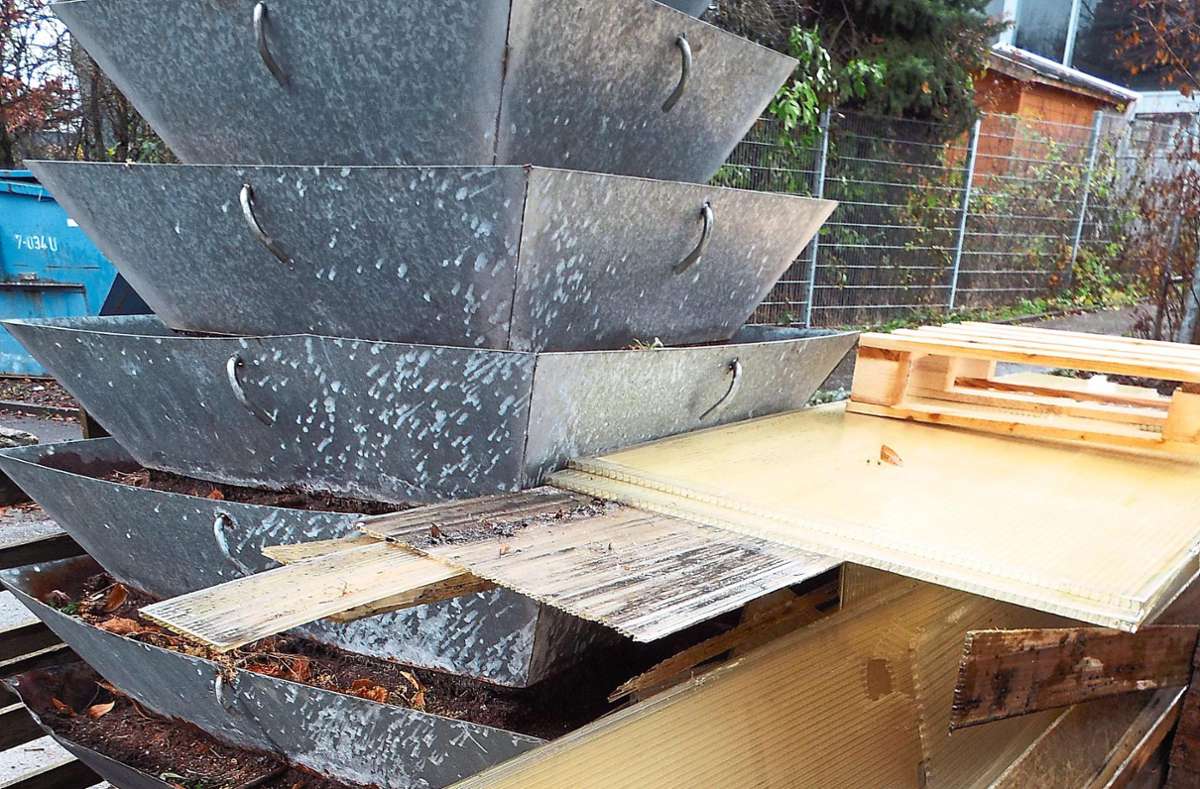Die demolierten Kunststofwände müsen entsorgt werden. Bis zu 4000 Euro Schaden sind der Firma Jetter entstanden.