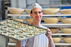 Ein Bäckerlehrling hat Brezeln auf einem Backblech geformt. Es gibt im Gebiet der Handwerkskammer Reutlingen noch freie Lehrstellen. Foto: Privat Foto: Schwarzwälder Bote