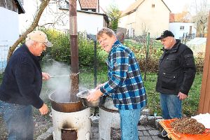 Kesselfleisch nach alter Tradition gab es am Samstag beim  Ringinger Narrensomen. Der Ansturm  war riesig.  Foto: Pfister Foto: Schwarzwälder-Bote