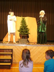 Ebenezer Scrooge wird in Dickens’ Weihnachtsgeschichte vom Geizhals zum guten Menschen. Foto: Gerstenecker Foto: Schwarzwälder-Bote