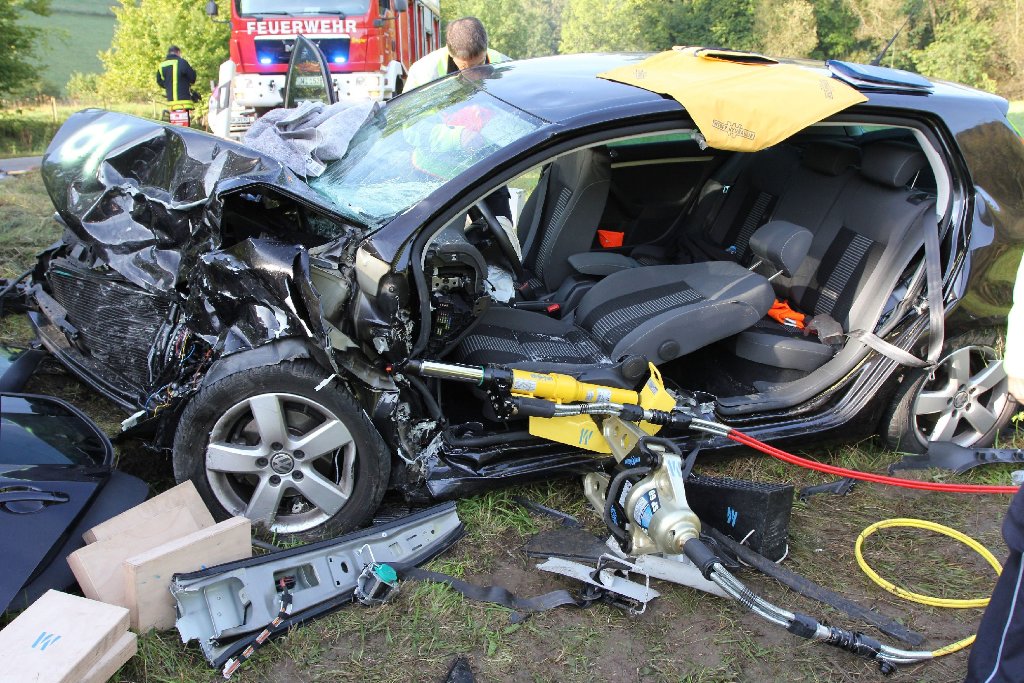 Das total zerstörte Wrack des VW Golf. Sieben Menschen werden bei dem Unfall in Wiesensteig teils schwer verletzt.